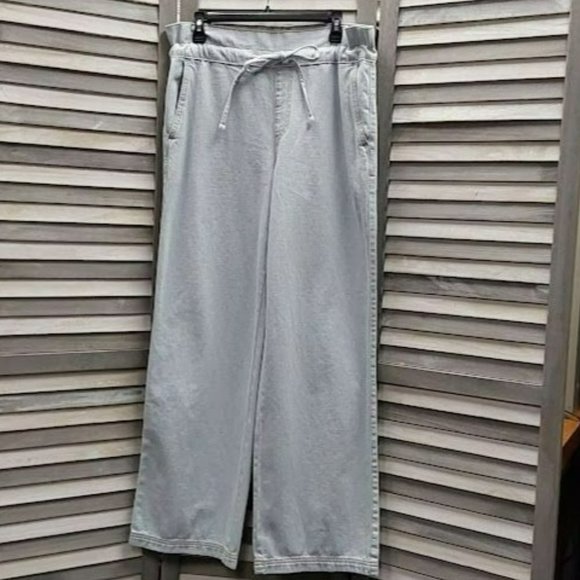 High-Rise Wide Leg Jeans Light Wash | Universal Thread | 6 - Picture 4 of 9